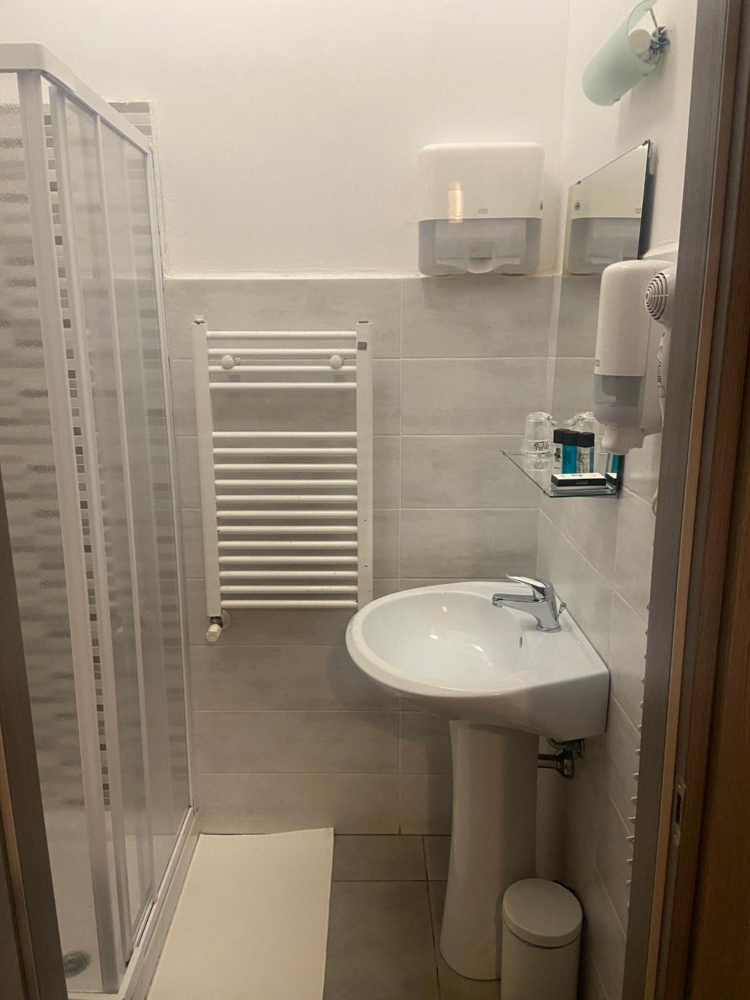 Paradise Inn Ливорно Экстерьер фото